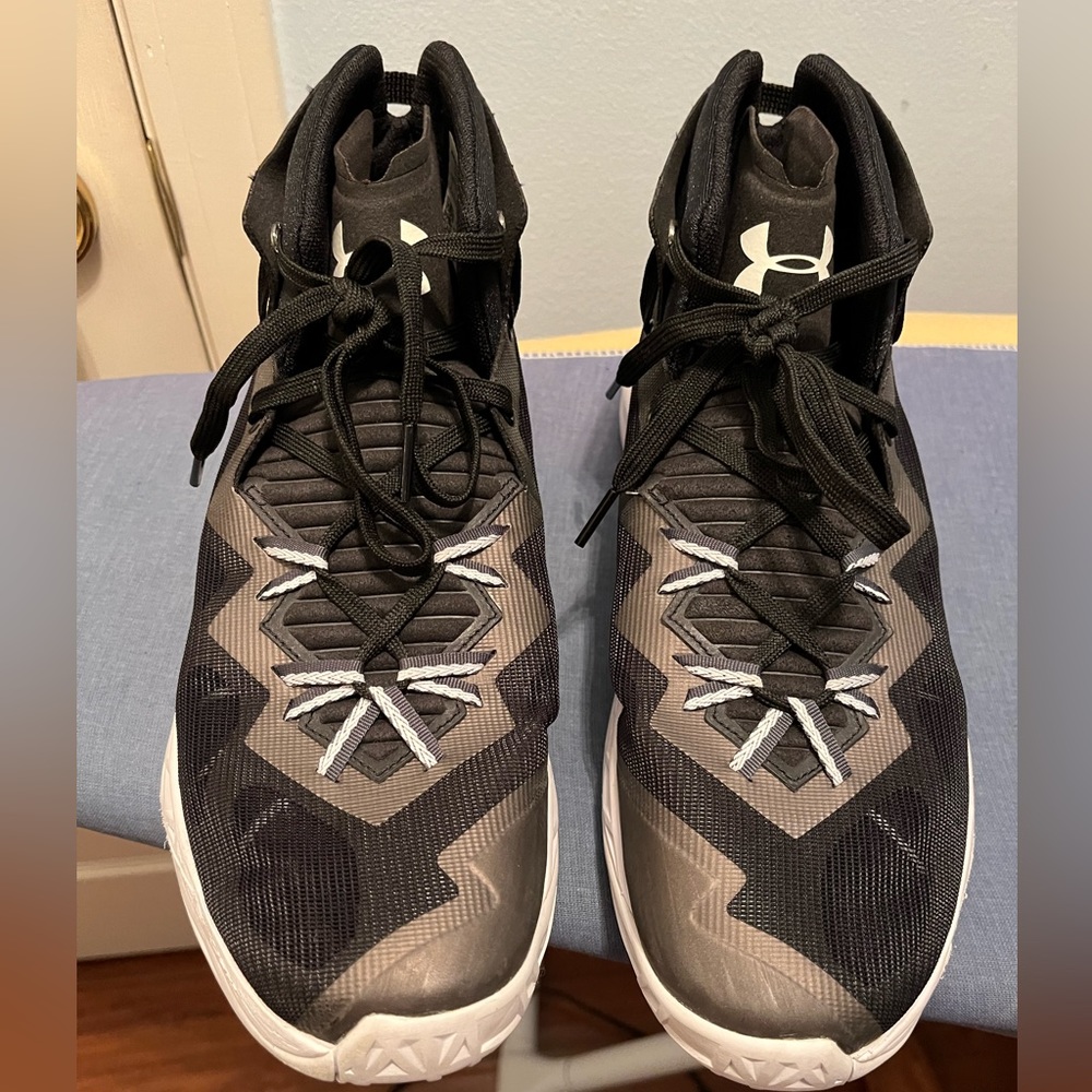 Men’s Under Armour Lightning 4, Size 9, black & white